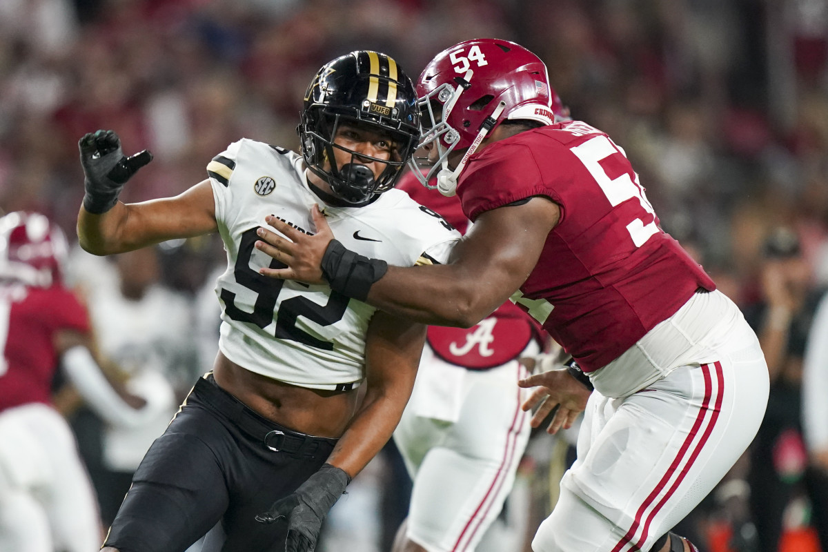 Alabama Crimson Tide offensive lineman Tyler Steen (54) blocks Vanderbilt Commodores defensive end Darren Agu (92) during the first half at Bryant-Denny Stadium.